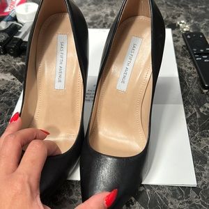 One 1x Saks Fifth Avenue Pumps